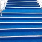 Sinteros albastru pe scari exterioare cu profile
